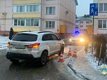 3-летняя малышка врезалась в машину во время прогулки по Костроме