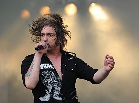 В Петербурге на могиле Михаила Горшенева устроили эротическую съемку, возмутившую фанатов