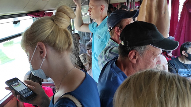 В Саратове пассажир пожаловался на набитый людьми автобус и водителя-нарушителя
