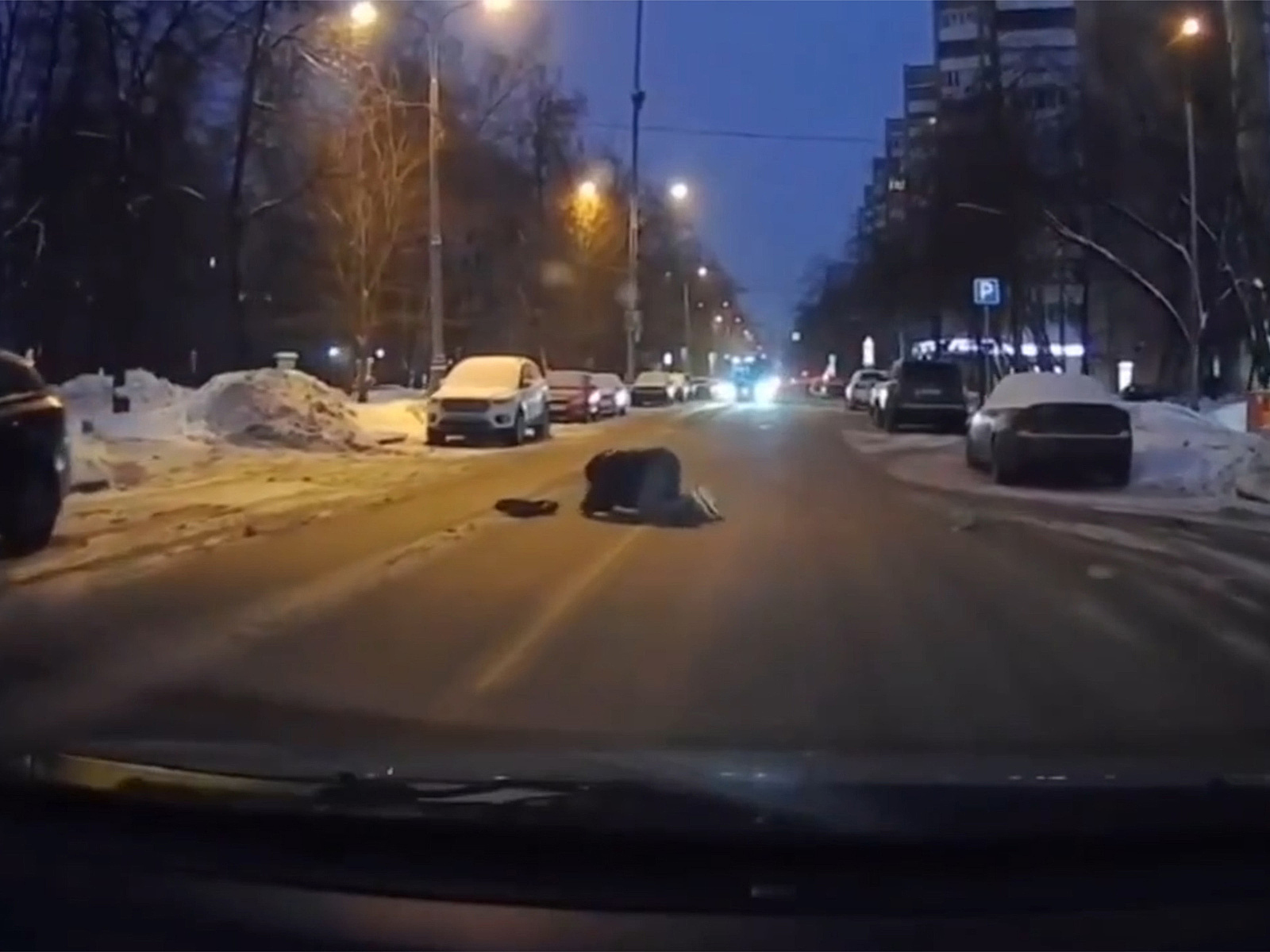 Водитель помог упавшему на дороге пенсионеру в Москве
