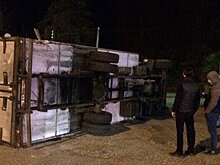 В Сочи, столкнувшись с легковушкой, перевернулся грузовик