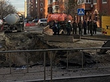 В Тюмени автомобиль провалился под асфальт