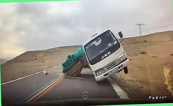 Неуправляемый грузовик врезался в легковушку в Китае