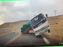 Неуправляемый грузовик врезался в легковушку в Китае