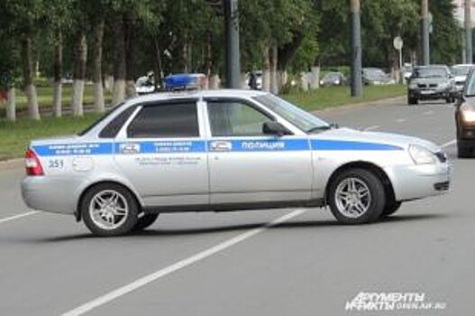 В центре Оренбурга на ул. Терешковой на крышу опрокинулся автомобиль