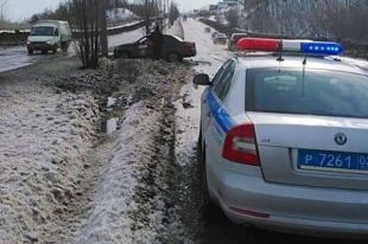 Молодой водитель иномарки врезался в столб на разделительной полосе в Уфе