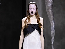 Вечерние платья, коконы в виде женщин и звездные гости: как прошел показ новой коллекции Tegin