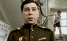 Постаревший советский актер стал швейцаром в отеле