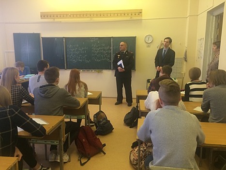 Полицейские ЮЗАО рассказали ясеневским школьникам о поступлении в Московский университет МВД России