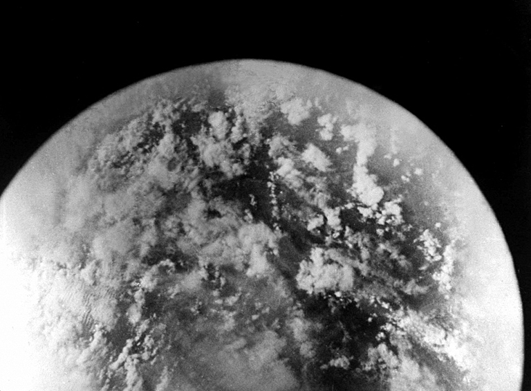 Один из снимков поверхности Земли, сделанных летчиком-космонавтом СССР Германом Титовым во время полета на корабле-спутнике "Восток-2", 6 августа 1961 года