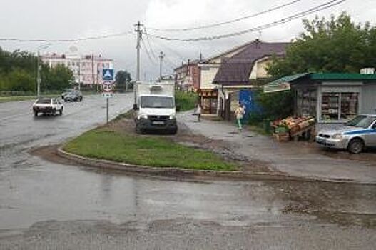 В Перми фургон сбил пенсионерку на тротуаре