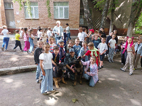 В честь Дня кинологической службы МВД России самарские полицейские и представители Общественного совета провели познавательное мероприятие для детей