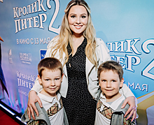 Кожевникова пришла на премьеру «Кролика Питера 2» с детьми, а Водонаева — в бюстье