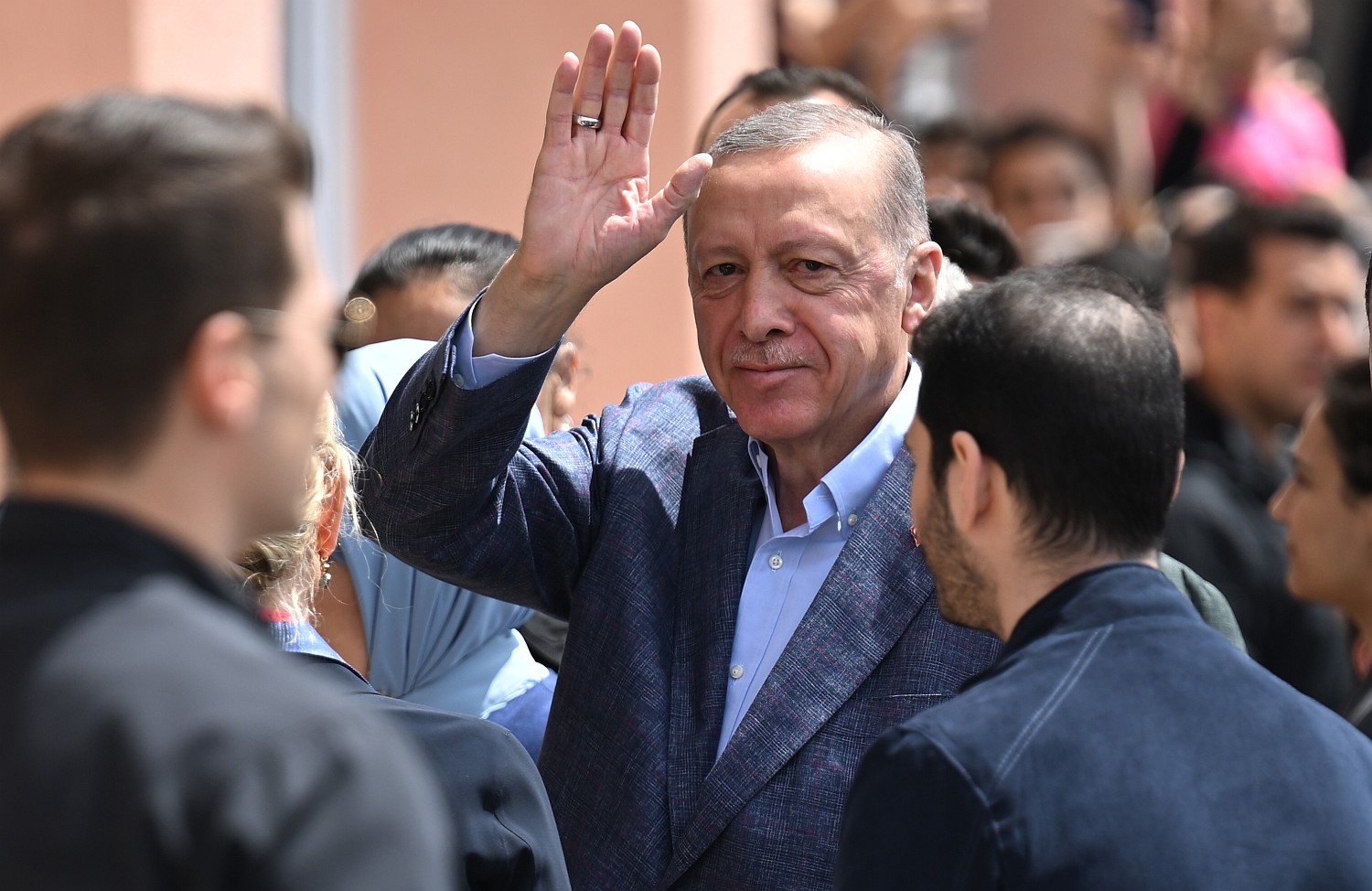 После вскрытия 91,1% урн доля полученных Эрдоганом голосов упала ниже 50%