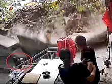 Предупреждение китайца спасло мать и ребенка от обрушения стены - видео
