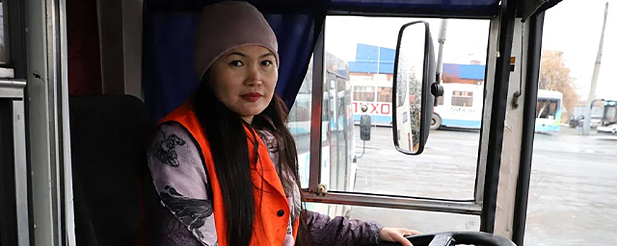 Водитель троллейбуса из Омска успела спасти девушку, решившую сброситься с моста