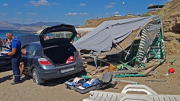 В Крыму автомобиль сорвался с обрыва и упал на пляжную палатку