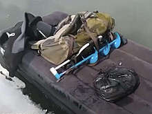 В Приморье пара отправилась на рыбалку на надувном матрасе и попала на видео