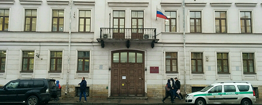 Петербуржский пристав покончил с собой рядом со зданием суда