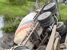 В Ленобласти упавшая с моста в реку бетономешалка попала на видео