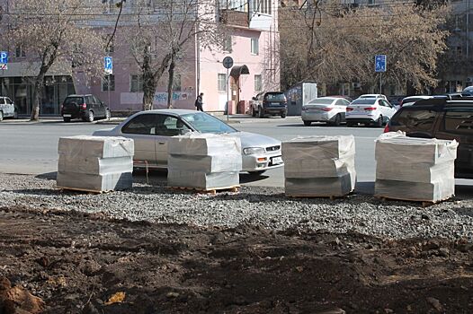 На улице Свободы в Челябинске полным ходом благоустраивают новую пешеходную зону