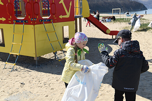 Велосипедную раму, нунчаки и ещё 50 кубометров мусора вывезли с приморского пляжа