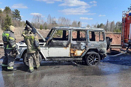В Красноярском крае Mercedes сгорел, когда водитель попытался скрыться от ГИБДД