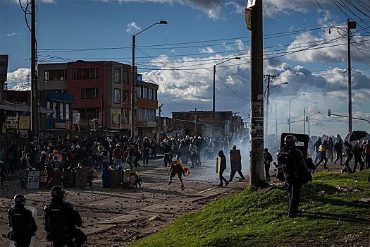 В Колумбии вандалы превратили мирные акции в беспорядки: фотогалерея