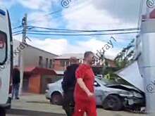 Иномарка влетела в автобусную остановку в Краснодаре: есть пострадавшие