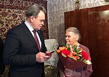 Лидин вручил сердобчанке медаль в честь 75-летия Победы
