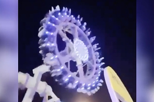 Аттракцион с людьми развалился пополам в Саудовской Аравии, ЧП сняли на видео