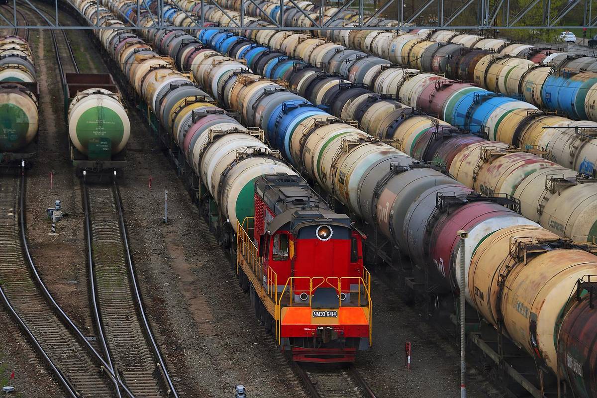 Россия резко сократила вывоз бензина по железной дороге