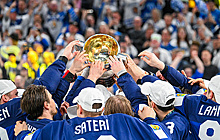 Сборная Финляндии в честь победы на чемпионате мира — 2022 сходила с кубком в сауну