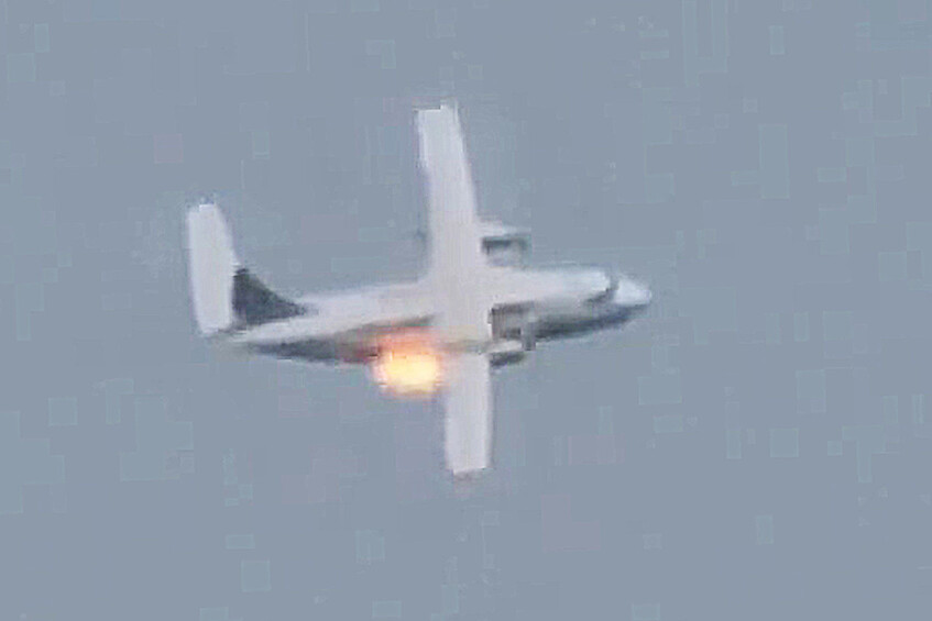 Военно-транспортный самолет Ил-112В с горящим правым двигателем во время катастрофы в ходе тренировочного полета в районе аэродрома «Кубинка», 17 августа 2021 года