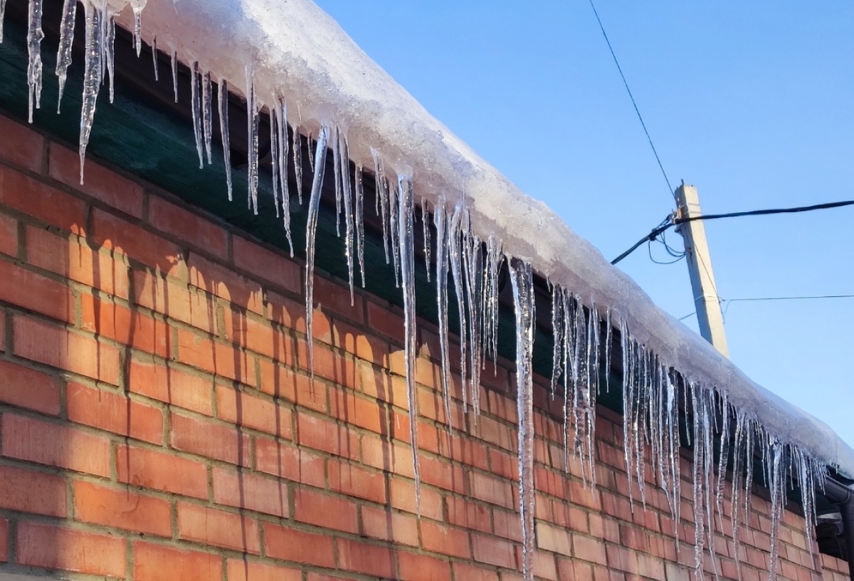 В Омске с крыши торгового комплекса сошел лед — инцидент едва не обернулся трагедией