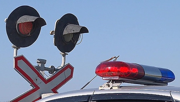 В Приамурье автомобиль столкнулся с локомотивом, погиб человек