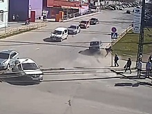 Нарушитель увернулся от столкновения и снес пешехода на тротуаре в Петрозаводске. Видео