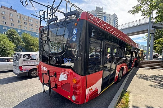 Во Владивостоке троллейбус врезался в бетонный блок