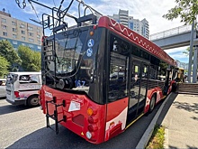 Во Владивостоке троллейбус врезался в бетонный блок