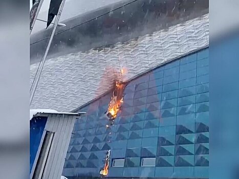 Обшивка фасада загорелась у ТРЦ "Ривьера" на юге Москвы