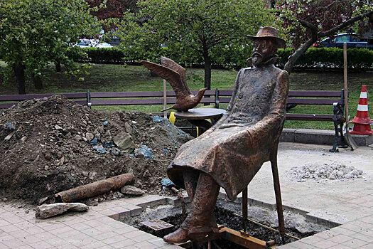 В столице ДНР установили памятник Чехову