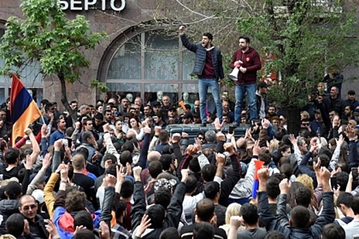 Десятки тысяч вышли на митинг в Ереване