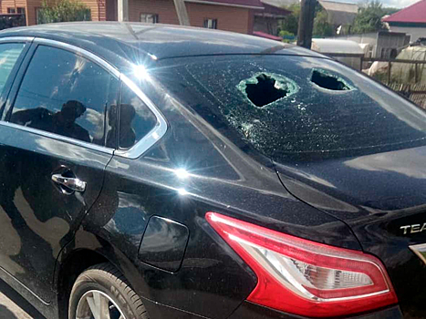 Неадекватный кузбассовец атаковал топором иномарку земляка