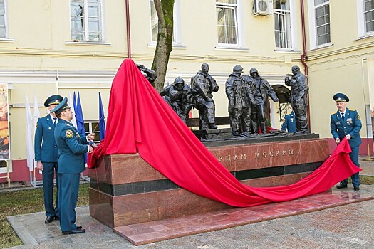 В столичном Главке МЧС прошло торжественное открытие первого памятника московским пожарным