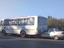 «Десятка» въехала под пассажирский автобус на трассе под Саратовом