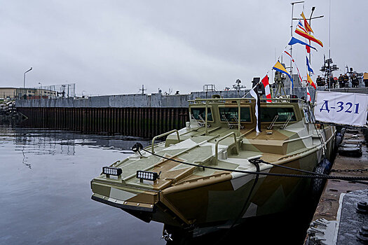 На Северном флоте впервые подняли Андреевский флаг на десантном катере