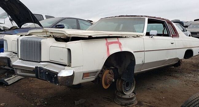 На свалке в Денвере обнаружили роскошный Chrysler New Yorker Brougham Hardtop Coupe 1976 модельного года
