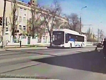 На запись видеорегистратора попал момент наезда волгоградки на школьников