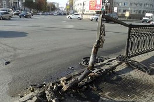 На площади Революции повредили новое чугунное ограждение за 2,8 млн рублей