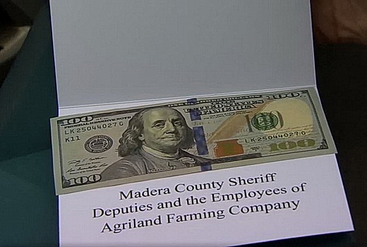 Видео: полицейские дарят нарушителям деньги вместо штрафа